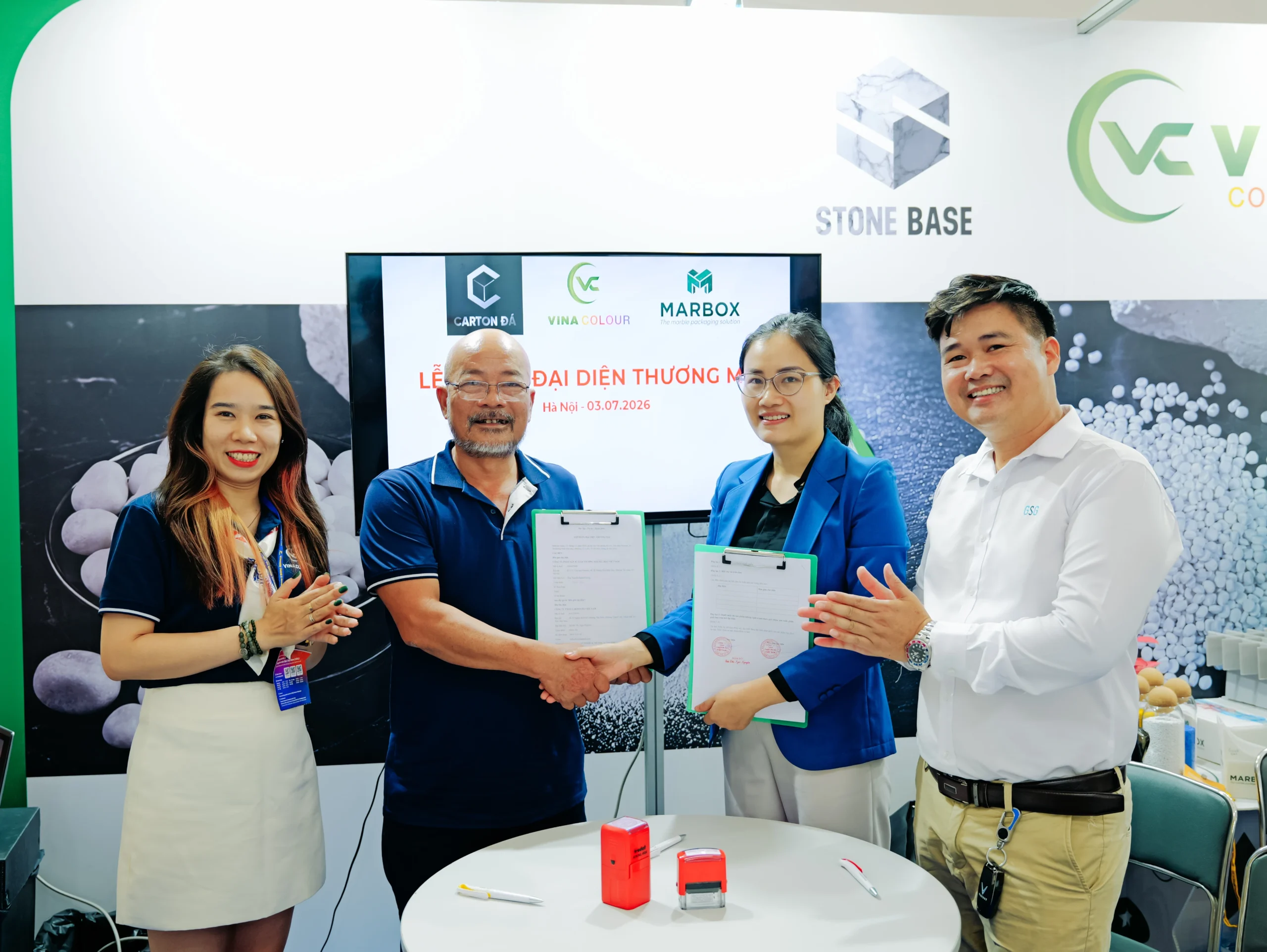 Đại diện hai doanh nghiệp tại lễ ký kết Carton đá